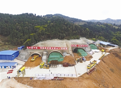 龙泉山1号隧道昨日开始进洞施工,挖掘机正在左边外侧隧洞工作 摄影记者 张直