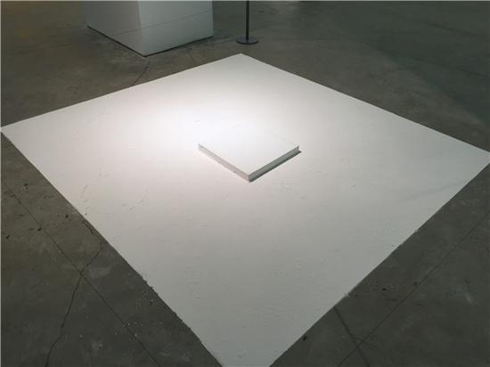 文豪，方块，石膏干粉，39×39×5 cm + 90×90 cm，2014