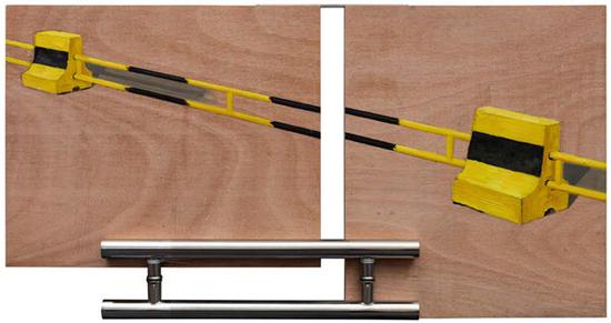 臧坤坤，“容器，根系”IV，绘画装置，木，丙烯，不锈钢门把手，60×114.5 cm，2016