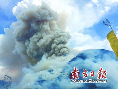 18日,火场突起大风,现场浓烟滚滚。新华社发