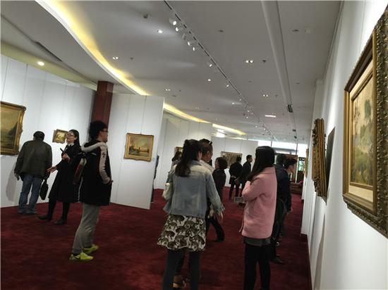 观众在大观艺术馆观看展览