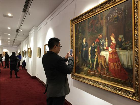 观众在大观艺术馆观看展览