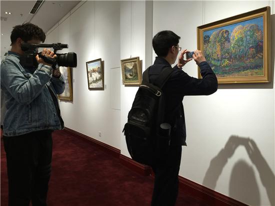 观众在大观艺术馆观看展览