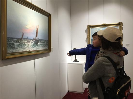 观众在大观艺术馆观看展览