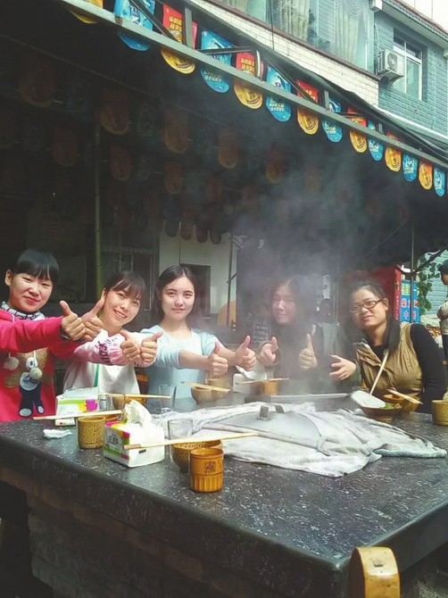 几名女生亲如姐妹,一起为共同的目标努力。