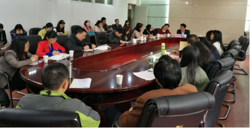 语文教研组同专家进行沙龙研讨