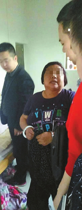 杨丽被抓现场(图片由仪陇县公安局刑警大队提供)