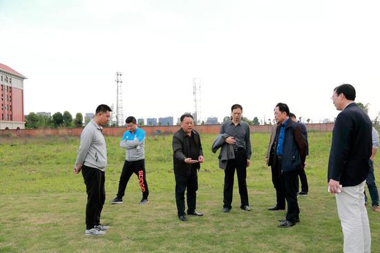 四川省足协竞赛部部长赵元财一行到我校四川大学锦江学院足球场地建设情况 王潇 摄