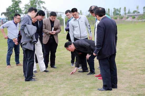 四川省足协竞赛部部长赵元财一行对四川大学锦江学院足球场地进行细致考察 王潇 摄