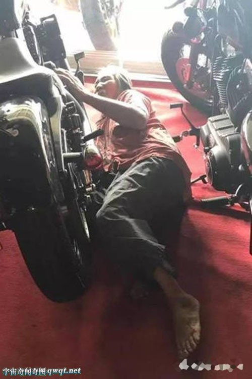 邋遢老头无人理 却花12万买哈雷摩托车_成都汽