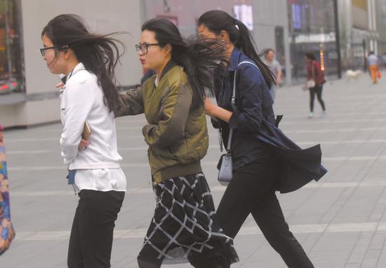 这是假夏天成都最高气温降了7.7℃ 周末阴雨继