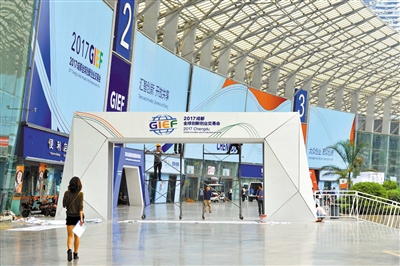 展会现场正在紧张布置中。 本报记者 张青青 摄