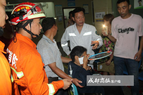 内江太婆旁观孙女打羽毛球 球拍杆飞落直插太阳穴