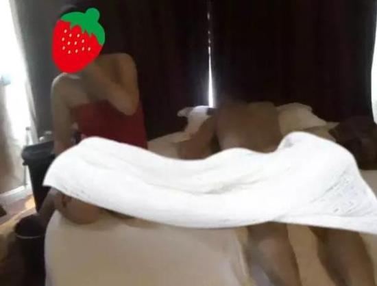 查处现场。有没有注意到,被子是警察蜀黍P上去的。