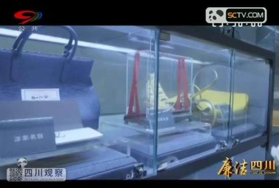在二楼展厅的一角,涉案展品展厅尤其引人注目。