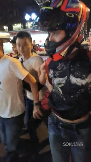 戴头盔这个是刘某被挡获现场1