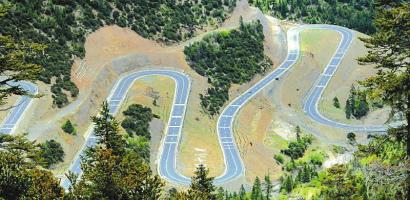 国道318线雅江县至理塘县的18道拐路段。本报记者 衡昌辉 摄(资料图片)