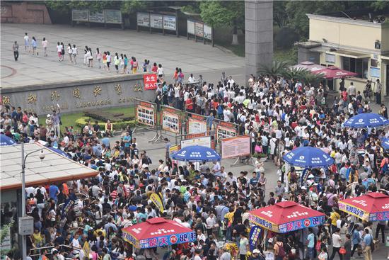 成都民办小升初本地生面谈开始 3000余人涌进成外