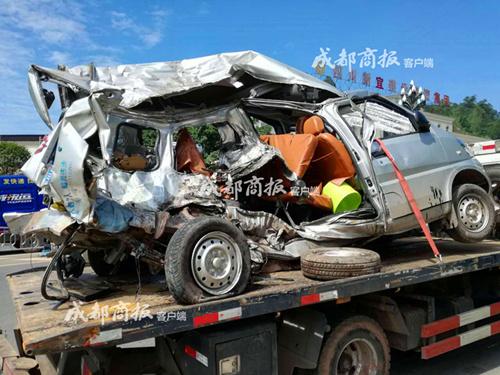 被撞的面包车