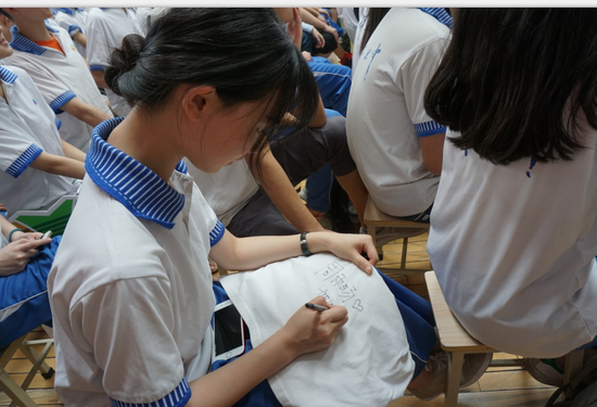 在校服上写祝福