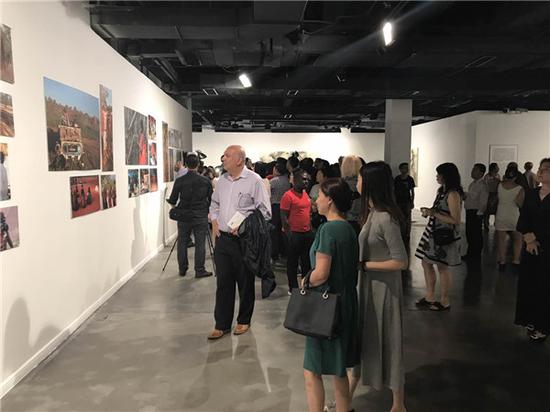 “重返大地——周小平艺术澳洲”展览现场