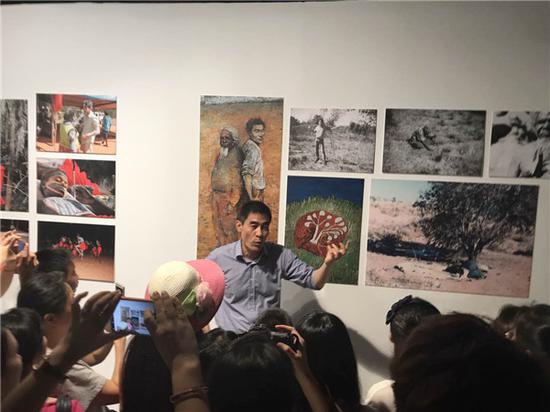 艺术家周小平展厅导览现场