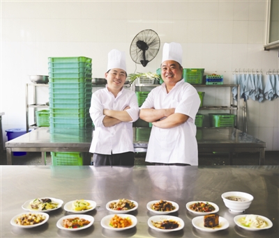 复旦两位厨师制作的12道经典菜肴