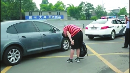 抵达考场后抵达考场后,考生向送他的好心司机深深鞠了一躬考生向送他的好心司机深深鞠了一躬。