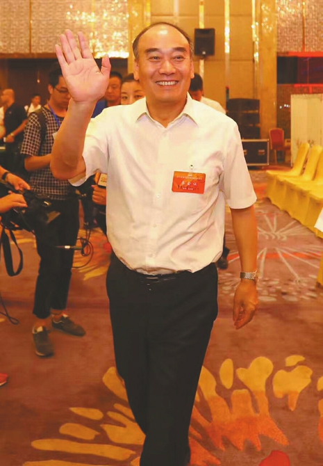 周仕强,从投资人变身四川篮球掌门人。