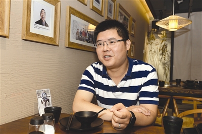 李君在店内接受记者采访