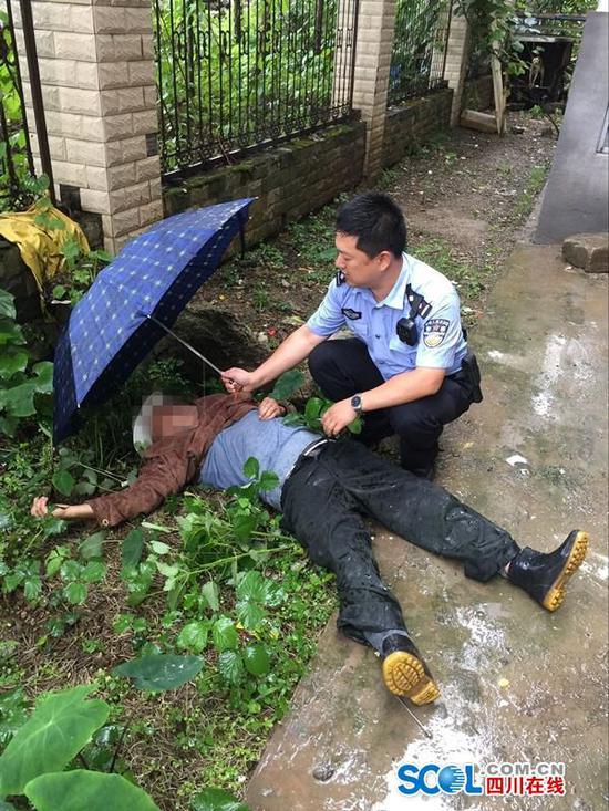 绵阳一老人忘带钥匙攀排水管坠楼 伤势过重身亡