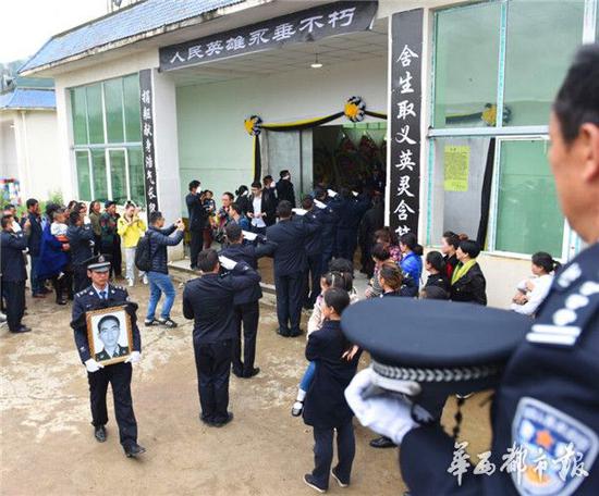 万名群众沿街送别