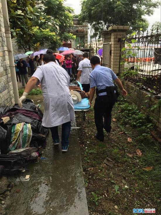 绵阳一老人忘带钥匙攀排水管坠楼 伤势过重身亡