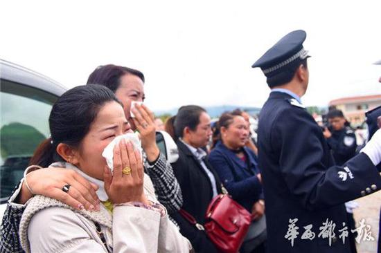 万名群众沿街送别