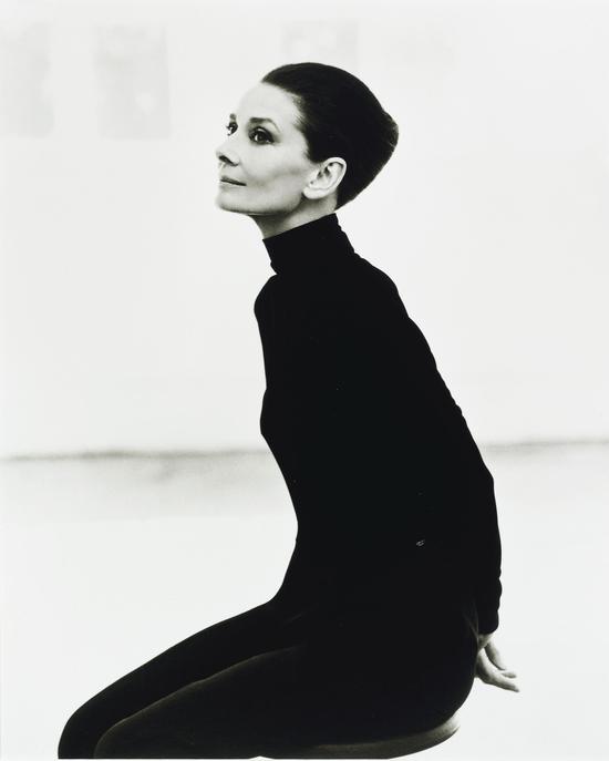 右:史蒂芬·梅塞(1954年生),《奥黛丽·赫本》,《Vanity Fair》,1991年,估价:2,000-3,000英镑