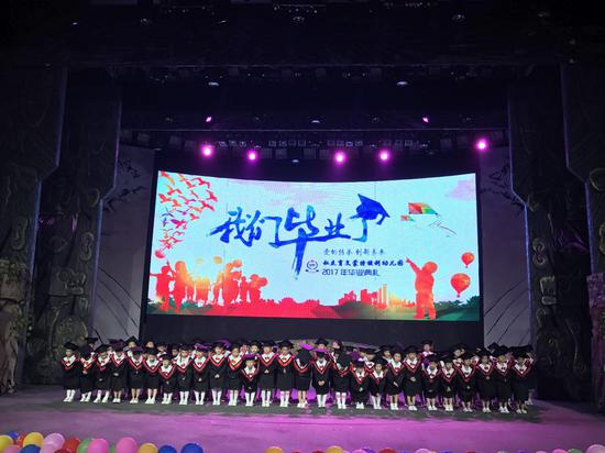 小朋友们三鞠躬