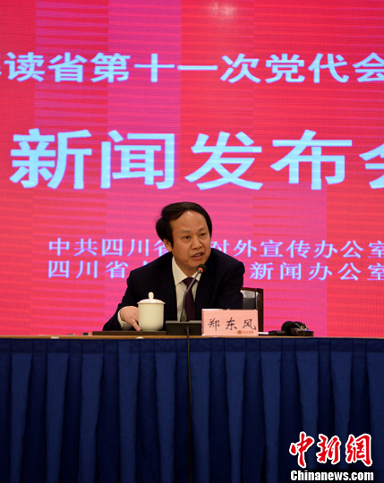 郑东风作通报。中新社记者 张浪 摄