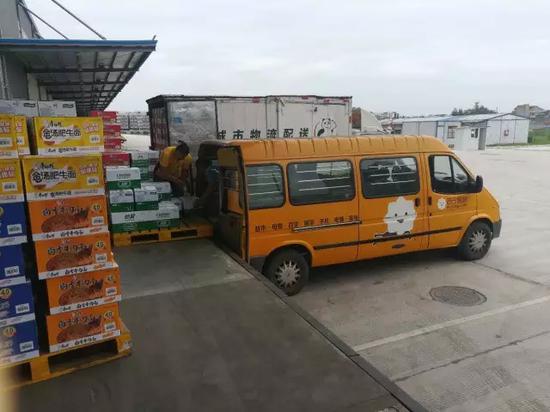 (救灾物资正在装车)