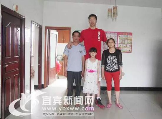 宜宾版姚明身高2米2 睡特制床难挤进出租车烦恼多_新浪四川_新浪网