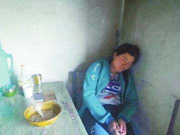 郭丽娟就着凳子睡觉。
