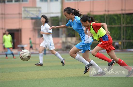 成都乡镇小学女子足球队拿下全国亚军 却遇球