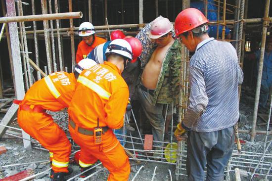 南充工人被钢筋刺穿 消防官兵紧急救援