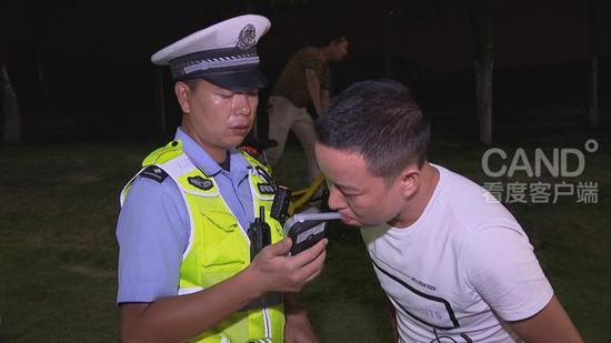 成都交警夜查酒驾 醉驾男子大打悲情牌