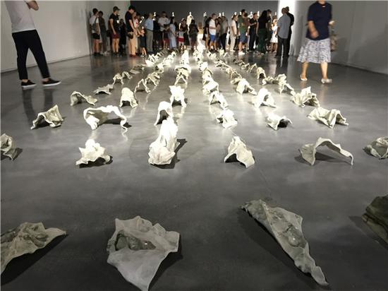 驱散阴霾:周褐褐新作展现场