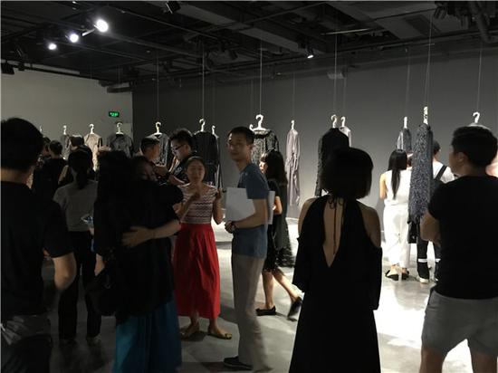 驱散阴霾:周褐褐新作展现场