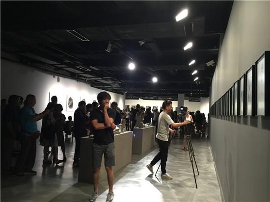 驱散阴霾:周褐褐新作展现场