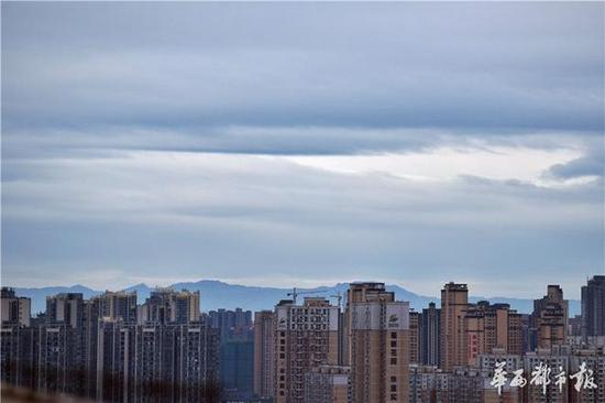 成都一夜雨歇:东看龙泉山 西有四姑娘山