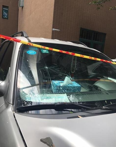 凌晨一场雨小区外墙瓷砖掉落 6车遭殃