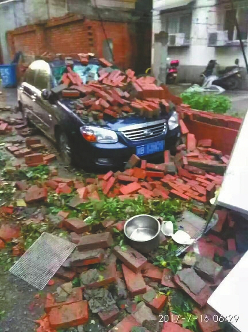 绵阳暴雨之后,汽车被倒塌的砖墙掩埋。(绵阳住建局供图)