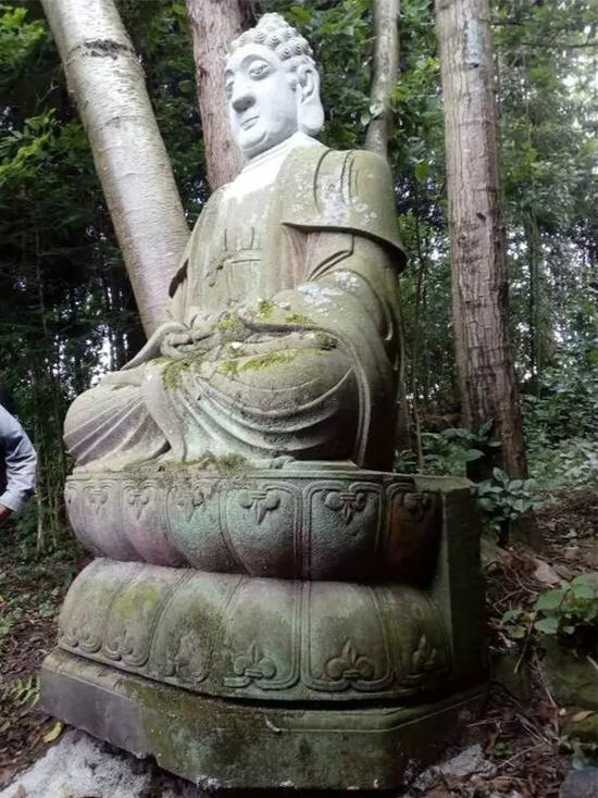 90年代初,该址附近一农户在修建土屋取土时,挖出了一尊大佛像(头部已断裂)和几尊小佛像。大佛像就地立起,小佛像随其左右。